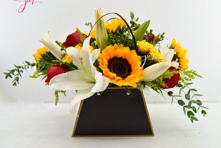 Arreglo Floral especialmente para mama con girasoles, lirios, rosas y variedad floral