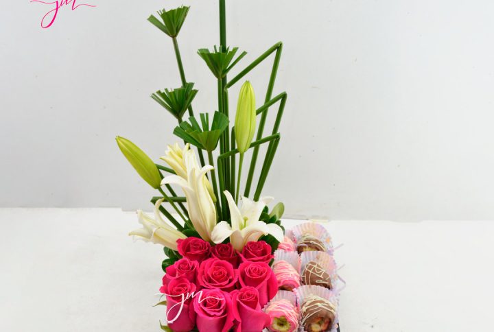 Arreglo Floral con rosas, fresas de chocolate, lirios y variedad floral