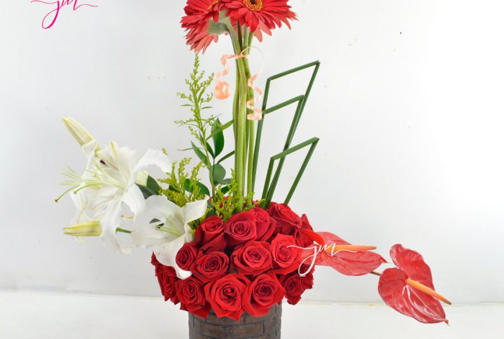 Arreglo floral con gerberas y rosas, se puede personalizar los colores