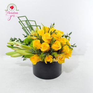 Ramo de rosas amarillas en caja negra con lirios blancos – Floristería JM