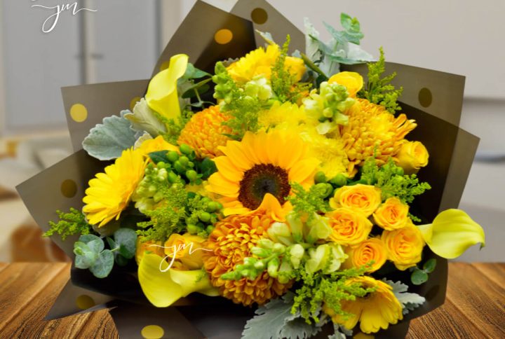 Ramo de flores amarillas con girasoles, rosas y gerberas en envoltura elegante – Floristería JM