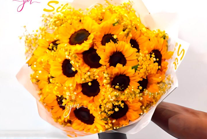 Ramo de girasoles amarillos con flores decorativas – Floristería JM