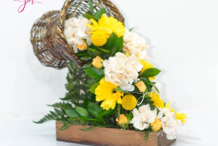 Arreglo floral en cascada con flores amarillas y blancas – Floristería JM