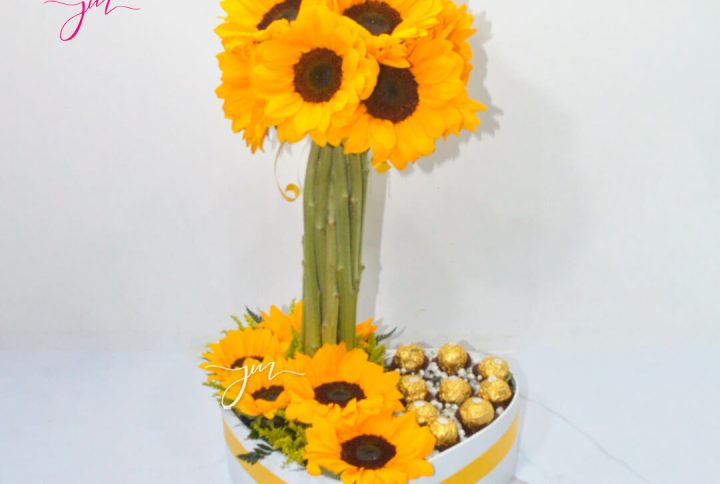 Arreglo de girasoles con chocolates Ferrero Rocher en caja de corazón – Floristería JM