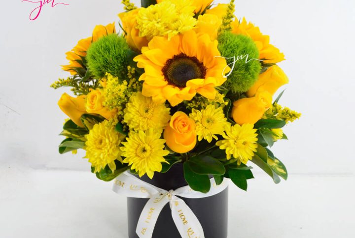 Arreglo floral con girasoles, rosas amarillas y detalles verdes – Floristería JM