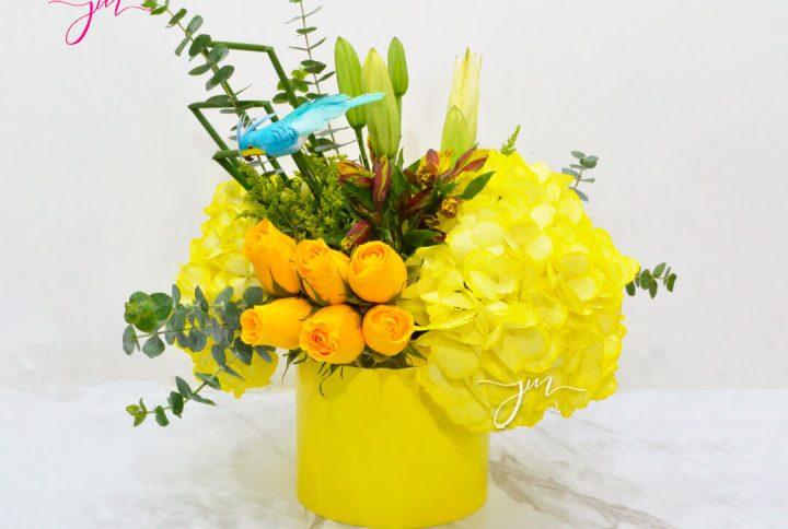 Arreglo floral con hortensias, rosas amarillas y detalles en azul – Floristería JM