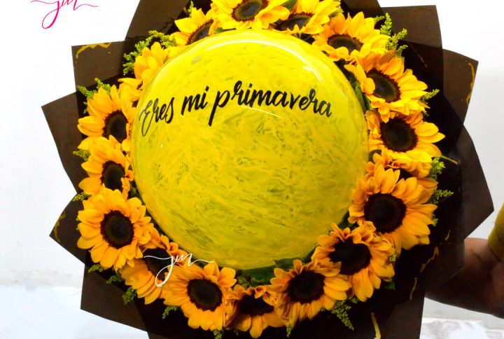 Bouquet con mensaje 'Eres mi primavera' rodeado de girasoles – Floristería JM