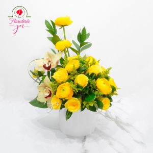 Ramo de ranúnculos amarillos en caja blanca – Floristería JM