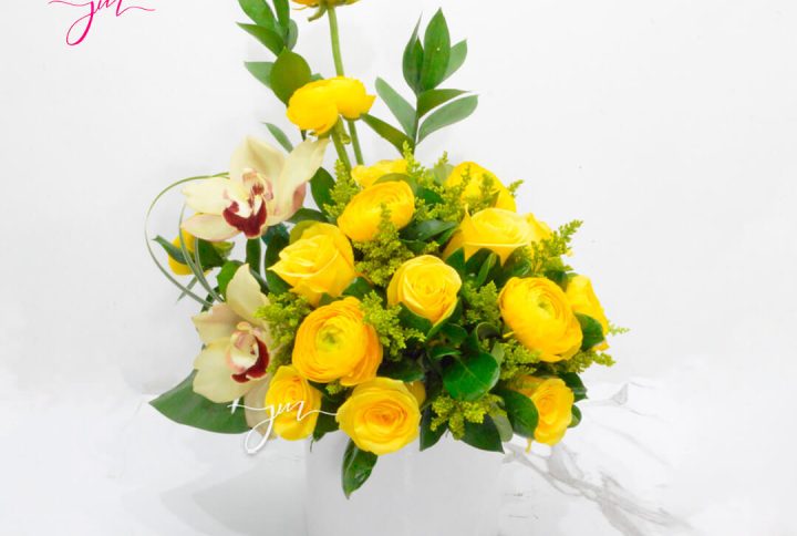Ramo de ranúnculos amarillos en caja blanca – Floristería JM