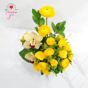Ramo de ranúnculos amarillos en caja blanca – Floristería JM