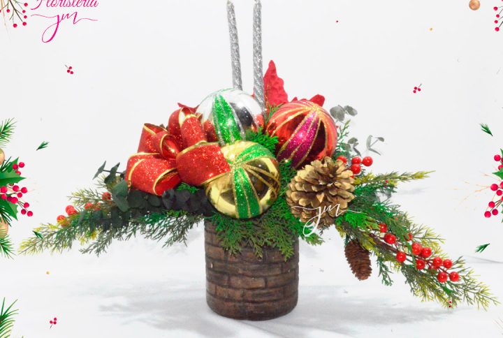 Arreglo navideño con esferas brillantes, lazos y follaje verde.