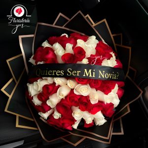 Ramo de rosas rojas y blancas en un diseño circular con la frase '¿Quieres ser mi novia?' en una banda central.