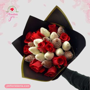 Ramo de rosas rojas acompañado de fresas cubiertas con chocolate blanco y oscuro, en elegante envoltura negra.