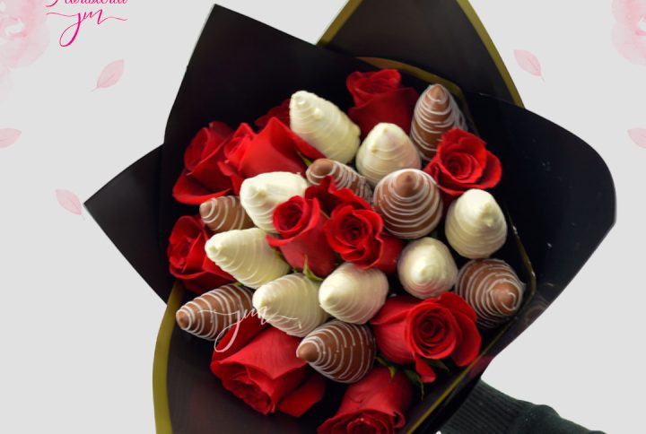 Ramo de rosas rojas acompañado de fresas cubiertas con chocolate blanco y oscuro, en elegante envoltura negra.