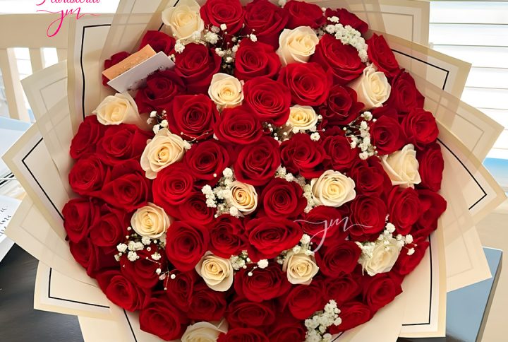 Ramo de rosas rojas y frescas con detalles de paniculata, envuelto en papel elegante