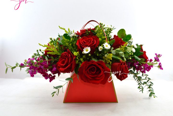 Arreglo floral estilo bolso con rosas y flores variadas, disponible en colores rojo y blanco, ideal para regalar en San Valentín.