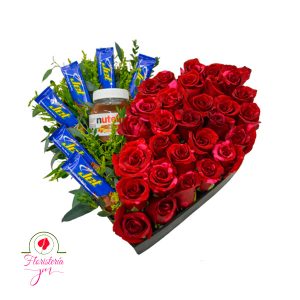 Arreglo en forma de corazón con rosas rojas, chocolates Jet y un frasco de Nutella, perfecto para San Valentín.