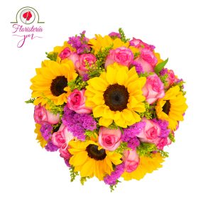 Centro de mesa con girasoles, rosas rosadas y flores moradas en un elegante florero negro
