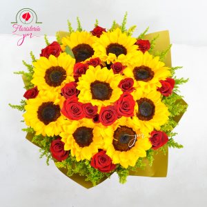 Arreglo de girasoles y rosas rojas en papel dorado y envoltura decorativa