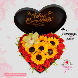 "Arreglo floral en forma de corazón con girasoles y rosas rojas, acompañado de una caja con mensaje 'Feliz Cumpleaños'."