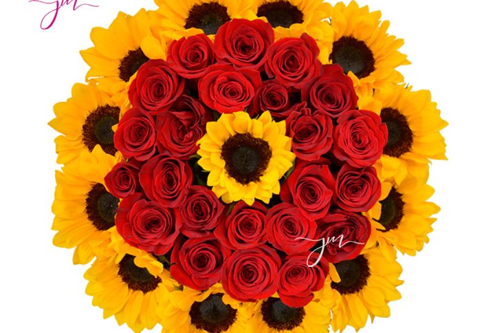 Ramillete de girasoles y rosas rojas, decorado con follaje verde vibrante, envuelto en papel dorado