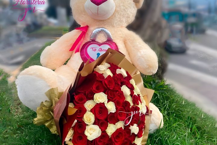 Arreglo floral con un oso de peluche gigante y un ramo de rosas rojas y blancas