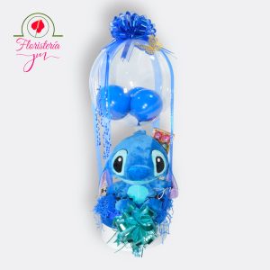 Globo transparente decorado con peluche Stitch azul y dulces.