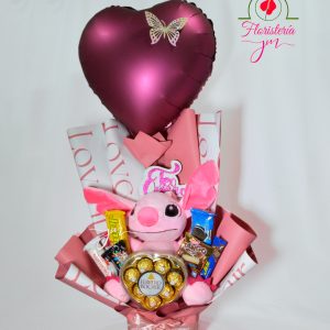 Arreglo con peluche de Stitch rosa, globos y dulces variados.