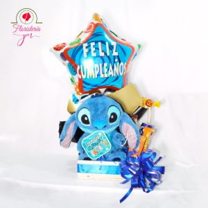 Arreglo con peluche de Stitch, globos azules y dulces.