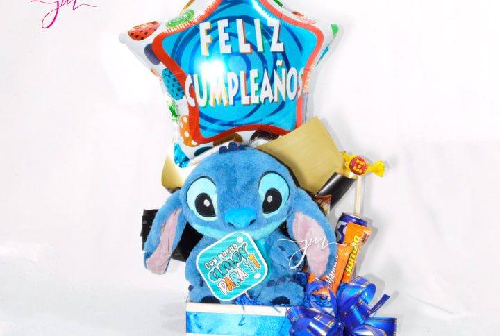 Arreglo con peluche de Stitch, globos azules y dulces.
